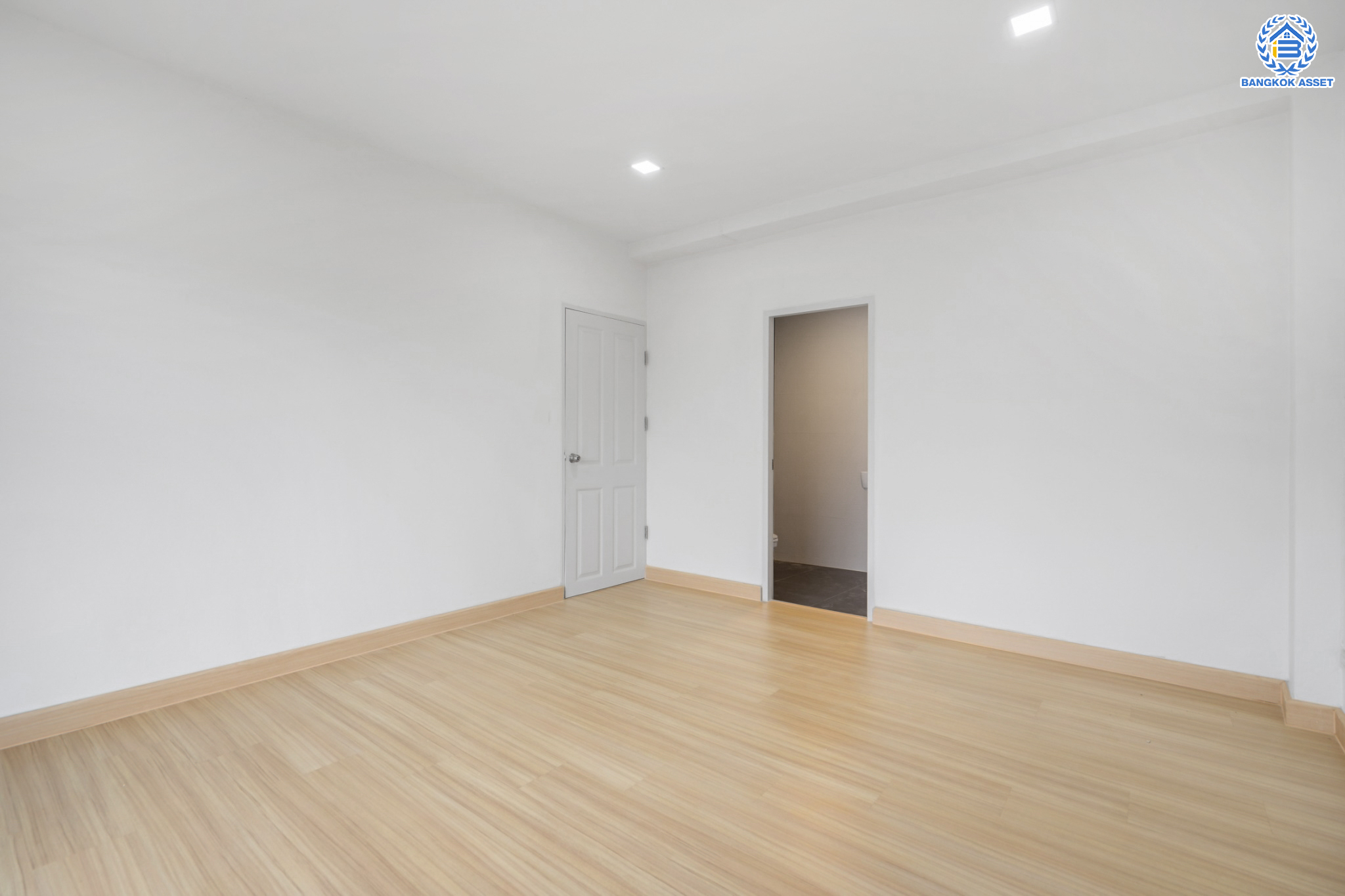 บ้านมือสองตกแต่งใหม่ ม.ยิ่งโอฬาร ดอนเมือง ทาวน์โฮม 3 ชั้น หลังใหญ่ เนื้อที่ 32.2 ตร.ว. ฟังก์ชัน 4 ห้องนอน 5 ห้องน้ำ จอดรถได้ 1 คัน บนทำเลศักยภาพ หน้าโครงการติดถนนวิภาวดี ใกล้สนามบินดอนเมือง ฟิวเจอร์พาร์ครังสิต, ม.รังสิต จุดขึ้นทางด่วน และรถไฟฟ้าสายสีแดง "สถานีดอนเมือง"